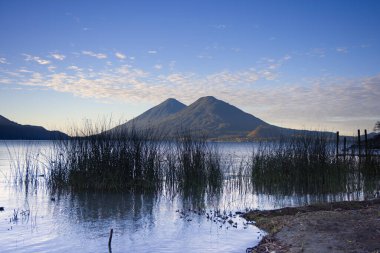 Guatemala 'daki volkanlarıyla Atitlan Gölü. Yüksek kalite fotoğraf