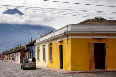 Antigua, Guatemala 'nın renkli evleri. Yüksek kalite fotoğraf