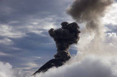 Guatemala, Fuego yanardağının patlayıcı patlaması. Yüksek kalite fotoğraf