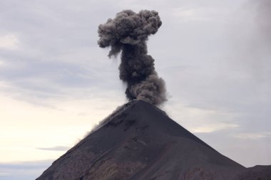 Guatemala, Fuego yanardağının patlayıcı patlaması. Yüksek kalite fotoğraf