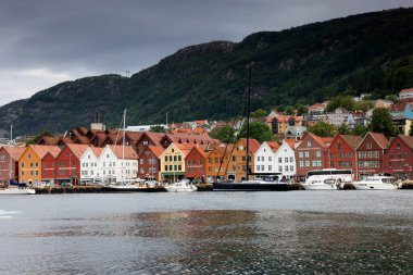 Norveç 'teki Bergen şehrinin karakteristik evleri. Yüksek kalite fotoğraf