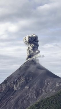 Antigua, Guatemala yakınlarında Fuego volkanı patlaması. Yüksek kalite 4k görüntü