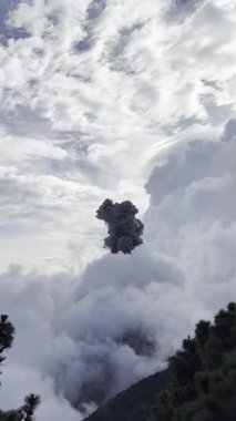 Antigua, Guatemala yakınlarında Fuego volkanı patlaması. Yüksek kalite 4k görüntü