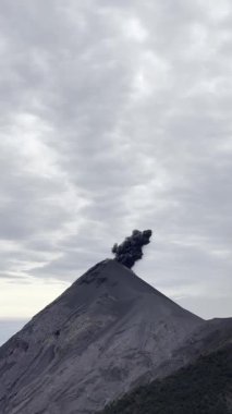 Antigua, Guatemala yakınlarında Fuego volkanı patlaması. Yüksek kalite 4k görüntü