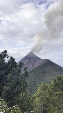 Antigua, Guatemala yakınlarında Fuego volkanı patlaması. Yüksek kalite 4k görüntü