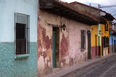 Antigua, Guatemala 'daki evlerin renkleri. Yüksek kalite fotoğraf
