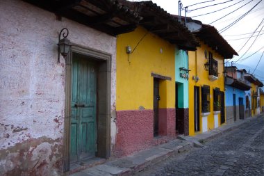 Antigua, Guatemala 'daki evlerin renkleri. Yüksek kalite fotoğraf