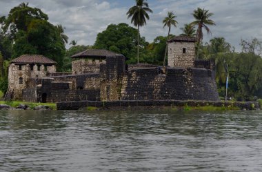 Izabal Gölü girişindeki San Felipe de Lara Şatosu, Guatemala. Yüksek kalite fotoğraf