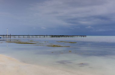 Fırtınadan önce Caye Caulker plajı, Belize. Yüksek kalite fotoğraf