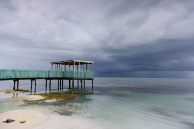 Fırtınadan önce Caye Caulker plajı, Belize. Yüksek kalite fotoğraf
