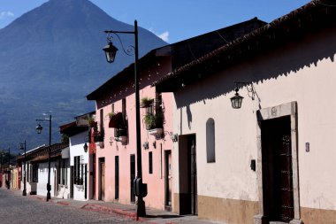 Antigua, Guatemala 'nın renkli evleri. Yüksek kalite fotoğraf