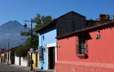 Antigua, Guatemala 'nın renkli evleri. Yüksek kalite fotoğraf