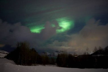 Tromso, Norveç 'in gökyüzünde Kuzey Işıkları. Yüksek kalite fotoğraf
