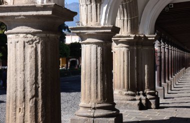 Guatemala 'nın Antigua kentindeki Palacio de Ayuntamiento' nun sütunları. Yüksek kalite fotoğraf