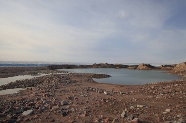 Svalbard takımadasındaki Isisoyane grubunun küçük adalarından biri. Yüksek kalite fotoğraf