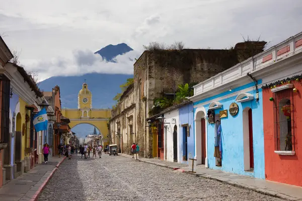Antigua, Guatemala 'daki evlerin renkleri. Yüksek kalite fotoğraf