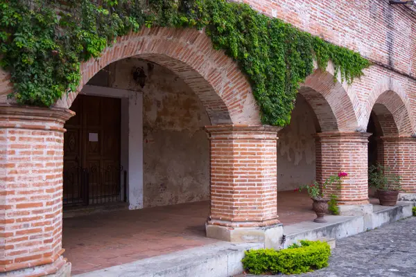 La Merced, Antigua, Guatemala Manastırı 'nın Colonnade' ı. Yüksek kalite fotoğraf