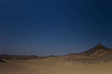 Mısır 'daki kara çöl gecesinde yıldız izleri. Yüksek kalite fotoğraf