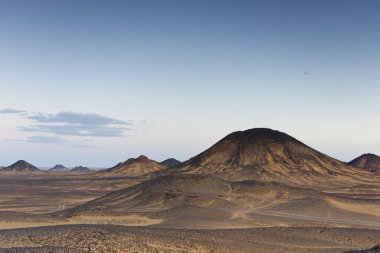 Mısır 'daki kara çölde gün batımı ışıkları. Yüksek kalite fotoğraf