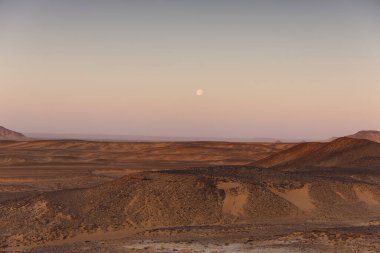 Mısır 'daki kara çölde gün doğumu ışıkları. Yüksek kalite fotoğraf