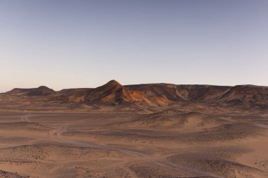 Mısır 'daki kara çölde gün doğumu ışıkları. Yüksek kalite fotoğraf