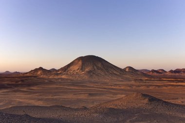 Mısır 'daki kara çölde gün batımı ışıkları. Yüksek kalite fotoğraf