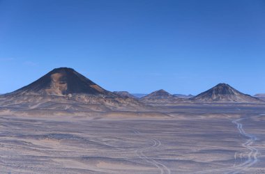 Mısır 'daki kara çölde gün batımı ışıkları. Yüksek kalite fotoğraf