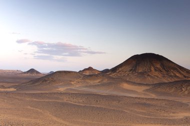 Mısır 'daki kara çölde gün doğumu ışıkları. Yüksek kalite fotoğraf