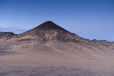 Mısır 'daki kara çölde gün batımı ışıkları. Yüksek kalite fotoğraf