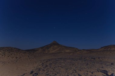 Mısır 'daki kara çölde yıldızlı bir gece. Yüksek kalite fotoğraf