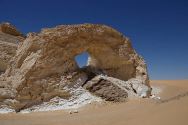 Mısır 'ın Agabat Vadisi' ndeki doğal kemer. Yüksek kalite fotoğraf
