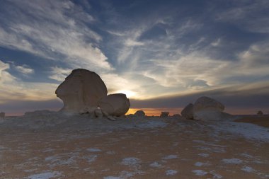 Beyaz Çöl 'ün kayalıkları gün batımında, Mısır. Yüksek kalite fotoğraf