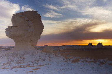 Beyaz Çöl 'ün kayalıkları gün batımında, Mısır. Yüksek kalite fotoğraf