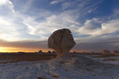 Beyaz Çöl 'ün kayalıkları gün batımında, Mısır. Yüksek kalite fotoğraf