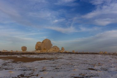 Beyaz Çöl 'ün kayalıkları gün batımında, Mısır. Yüksek kalite fotoğraf