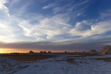 Beyaz Çöl 'ün kayalıkları gün batımında, Mısır. Yüksek kalite fotoğraf