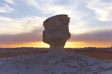 Beyaz Çöl 'ün kayalıkları gün batımında, Mısır. Yüksek kalite fotoğraf