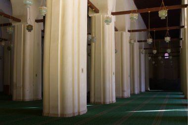 Kahire 'deki Al-Hakim Camii' nin Colonnade 'ı. Yüksek kalite fotoğraf