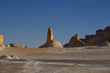 Mısır 'daki Engeller Çölü' nün karakteristik kaya oluşumları. Yüksek kalite fotoğraf