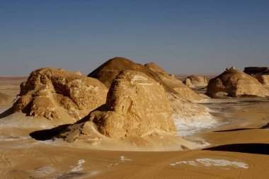 Mısır 'daki Engeller Çölü' nün karakteristik kaya oluşumları. Yüksek kalite fotoğraf