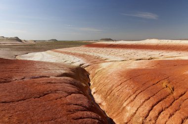 Kyzylkup 'un renkli demir kireç taşı oluşumları sabahın erken saatlerinde, Mangystau' da. Yüksek kalite fotoğraf