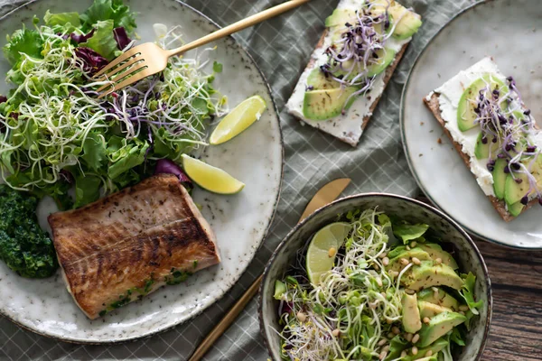 Grilled Salmon Fillet Fresh Vegetable Salad Mediterranean Diet Healthy Lunch Rechtenvrije Stockafbeeldingen