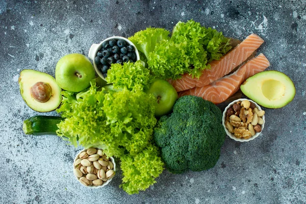ケトゲン食の概念 低炭水化物ケトダイエットの製品のセット 緑の野菜 ナッツ 魚のサーモン ナッツ ベリー 健康食品の概念 食生活 — ストック写真