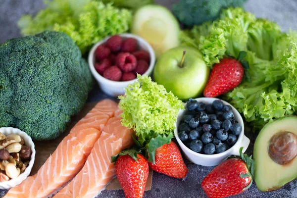 Sağlıklı Gıda Seçimi Gri Bir Arka Planda Meyveler Sebzeler Fındıklar — Stok fotoğraf