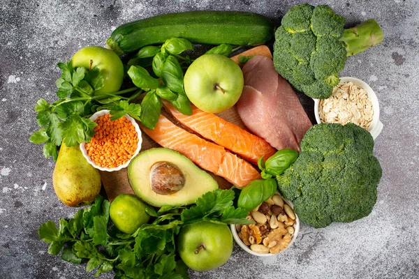 様々な有機製品 バランスの取れた食事 灰色の背景に健康的な野菜 シリアル — ストック写真
