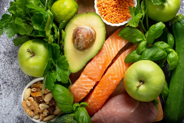 健康的な野菜穀物肉緑灰色の背景 健康的な栄養 — ストック写真