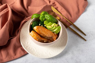 Somon ve avokado ile kase. Gri arkaplan.