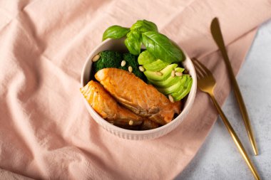 Susamlı somon kasesi, avokado malzemeleri, beyaz arka planda ünlü popüler yemek.