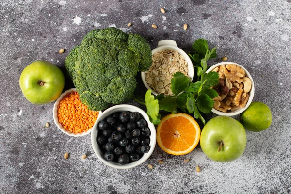 暗い背景にオメガ3の食料源 ナッツ 種子などの脂肪酸の多い食品 健康的な食生活 — ストック写真