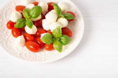 mozzarella ve kiraz domatesli salata. Caprese salata malzemeleri